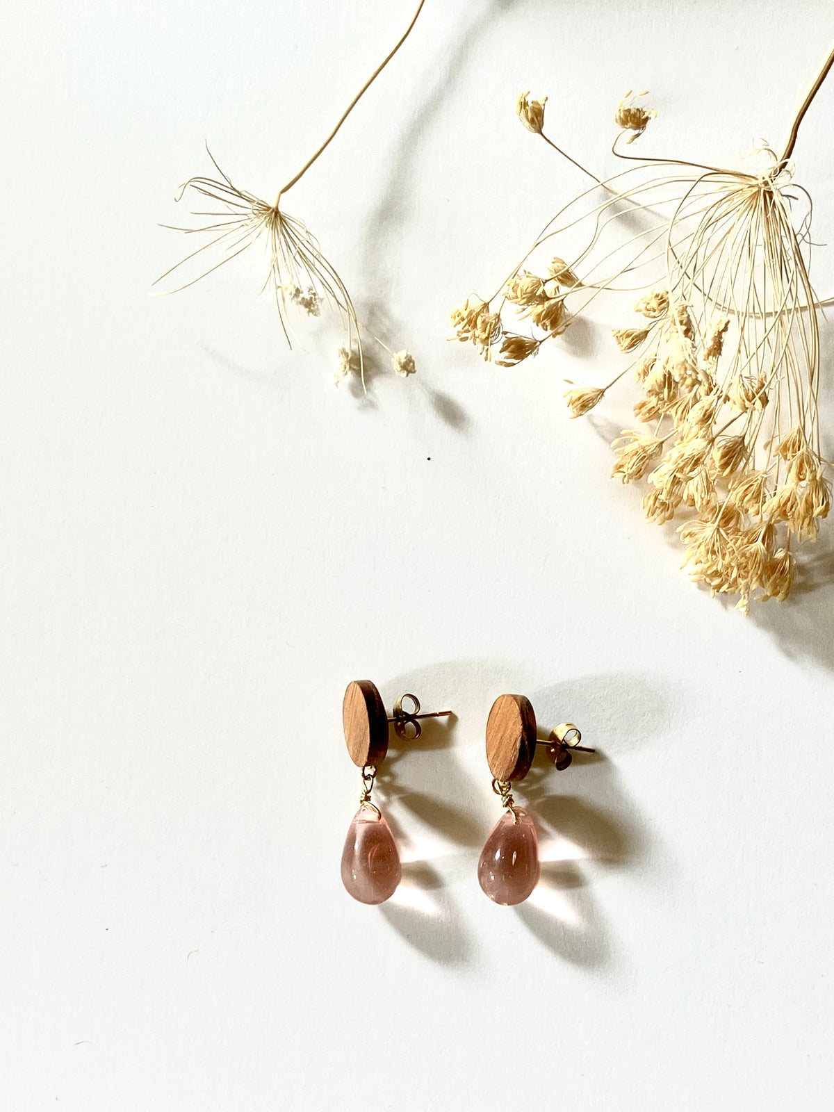 Boucles bois et gouttes de verre