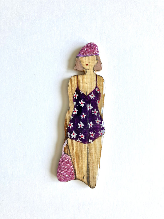 Baigneuse violette aux fleurs