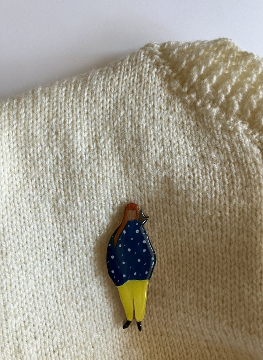 Femme au pantalon jaune