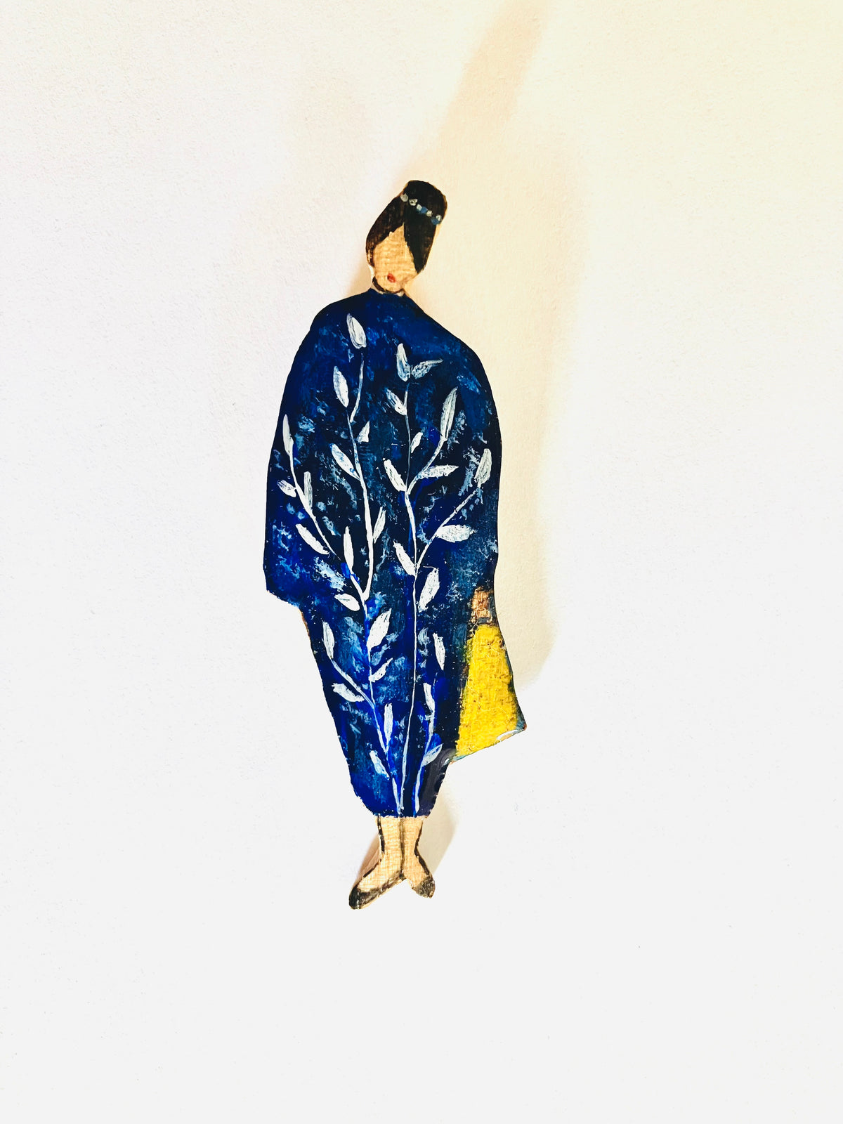 Sonia kimono bleu aux feuilles blanches et sac jaune