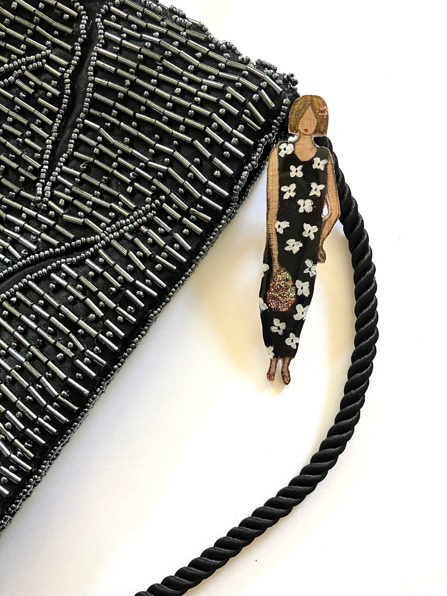 Broche femme au sac paillettes et robe à fleurs