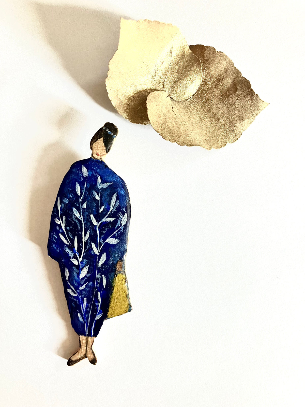 Sonia kimono bleu aux feuilles blanches et sac jaune
