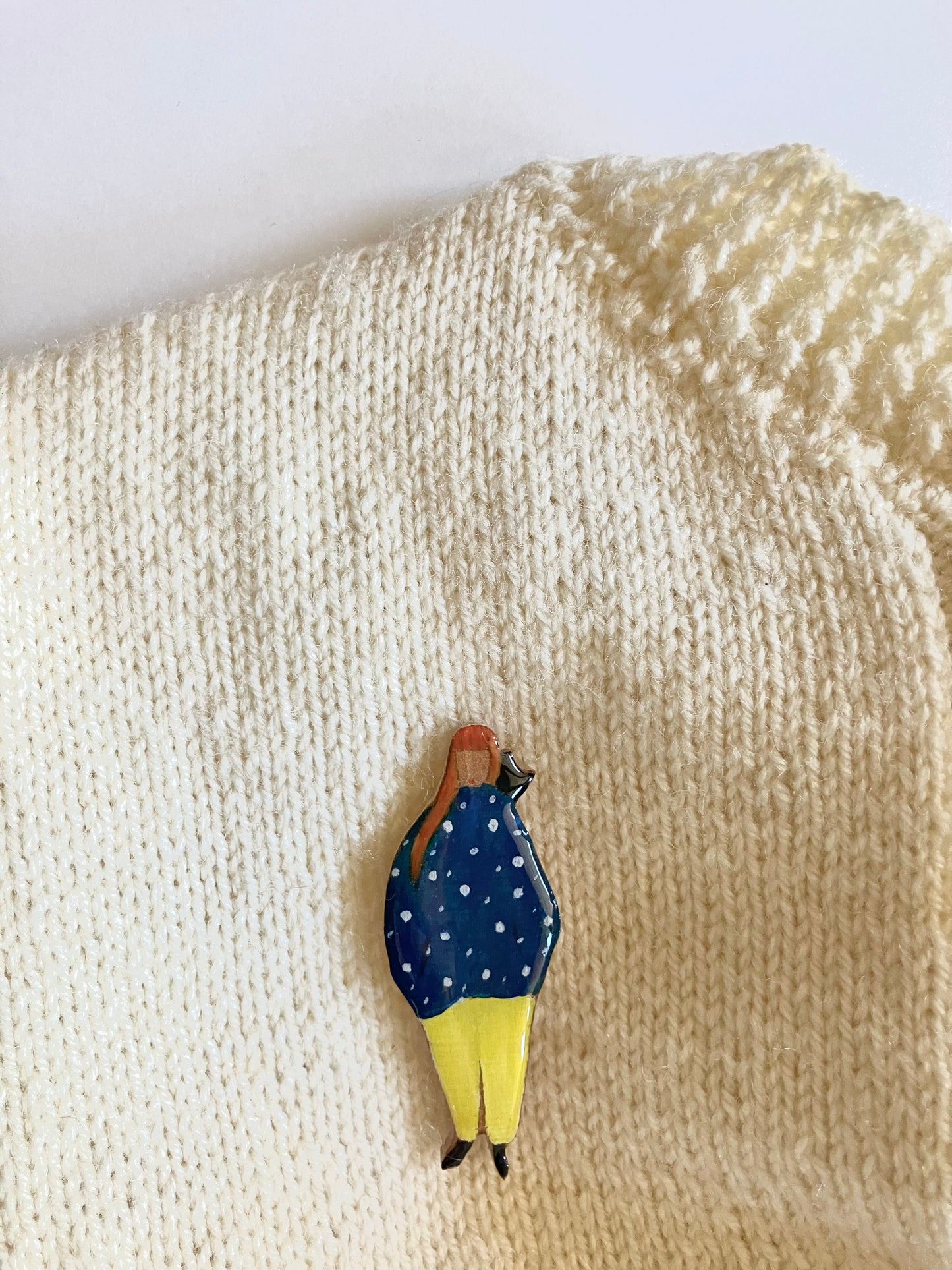 Femme au pantalon jaune