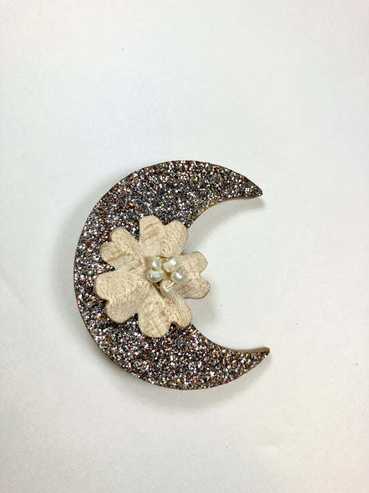 Broche Lune pailletée et fleur coeur perlé