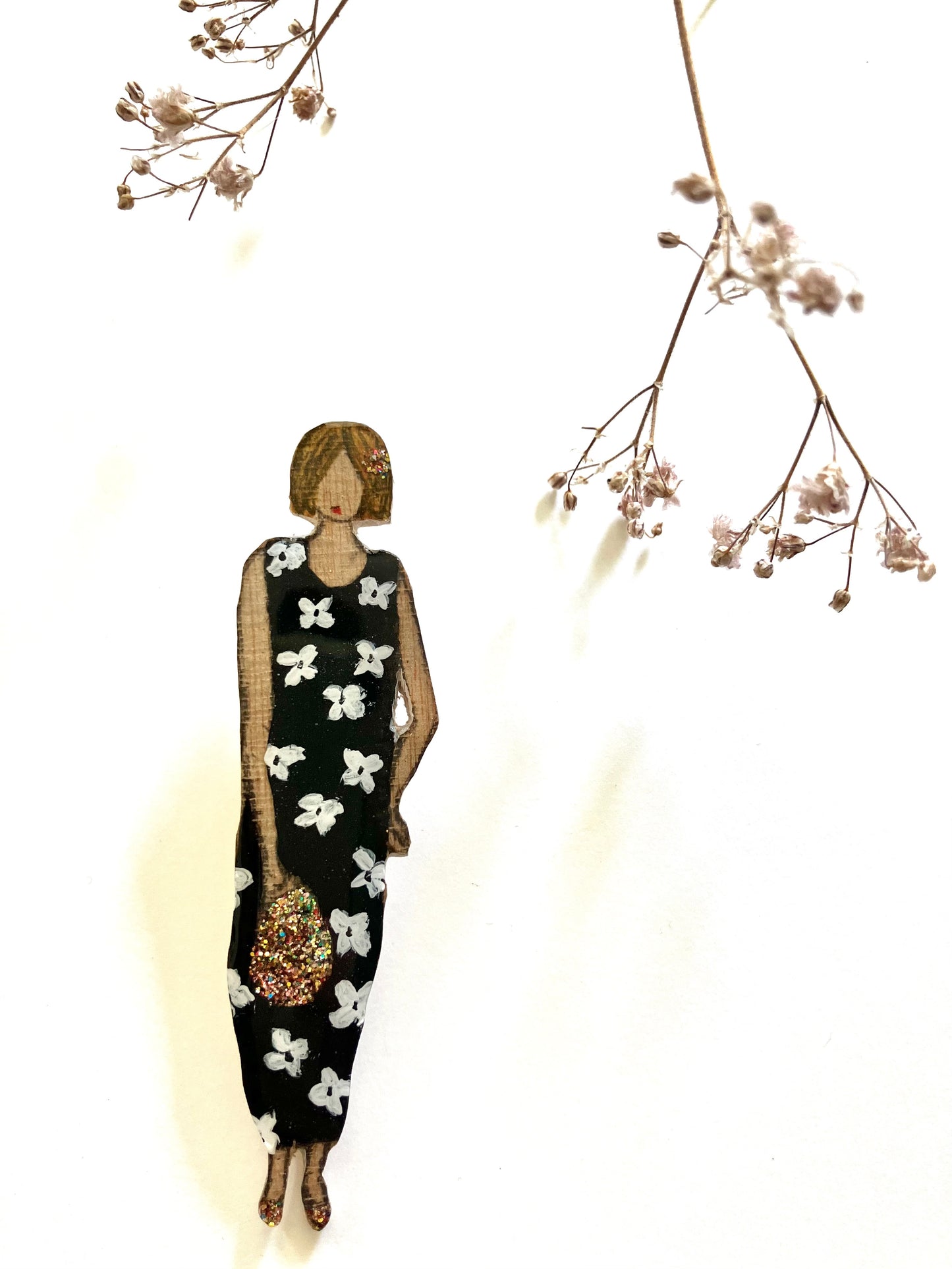 Broche femme au sac paillettes et robe à fleurs