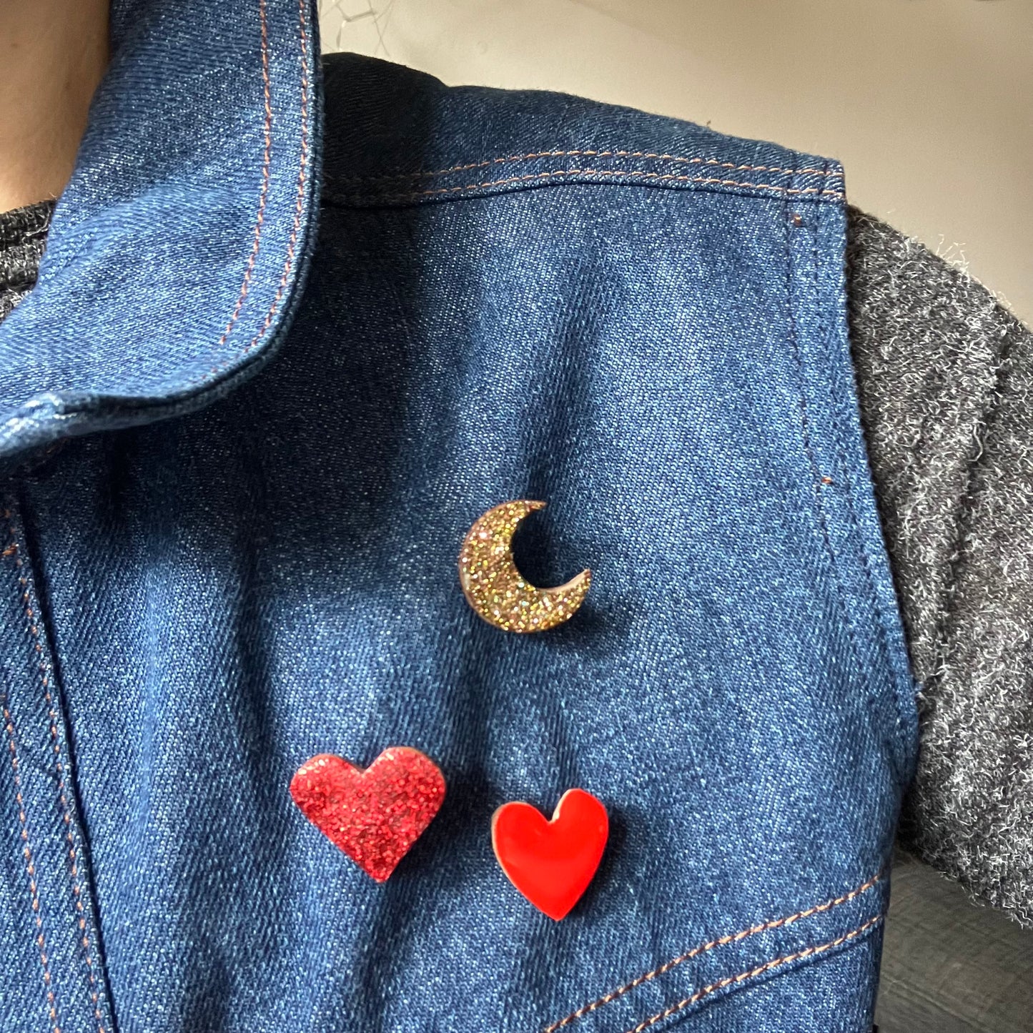 Broches cœur rouge ou paillettes