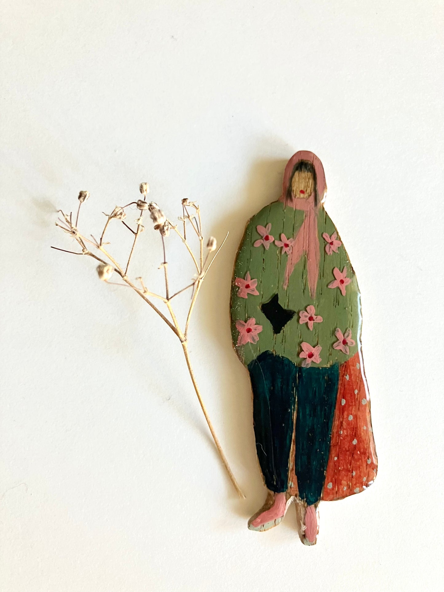 Femme au cabas rouge