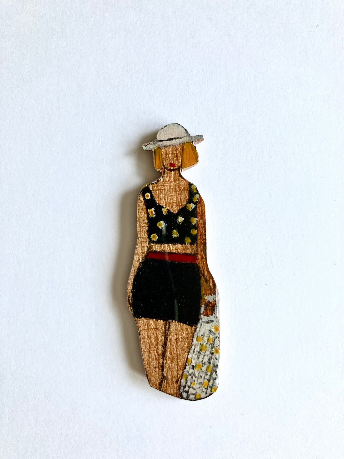 Baigneuse maillot noir et petites fleurs jaunes
