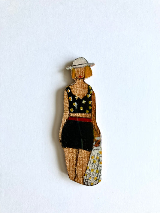 Baigneuse maillot noir et petites fleurs jaunes