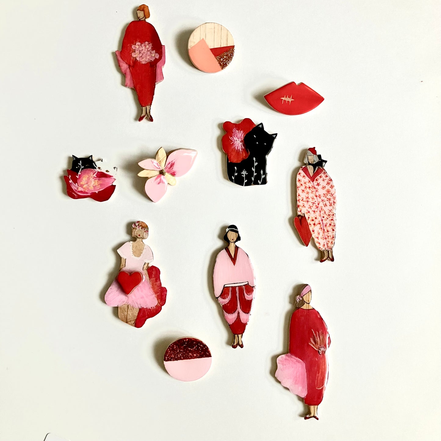 Broche fée au cœur rouge