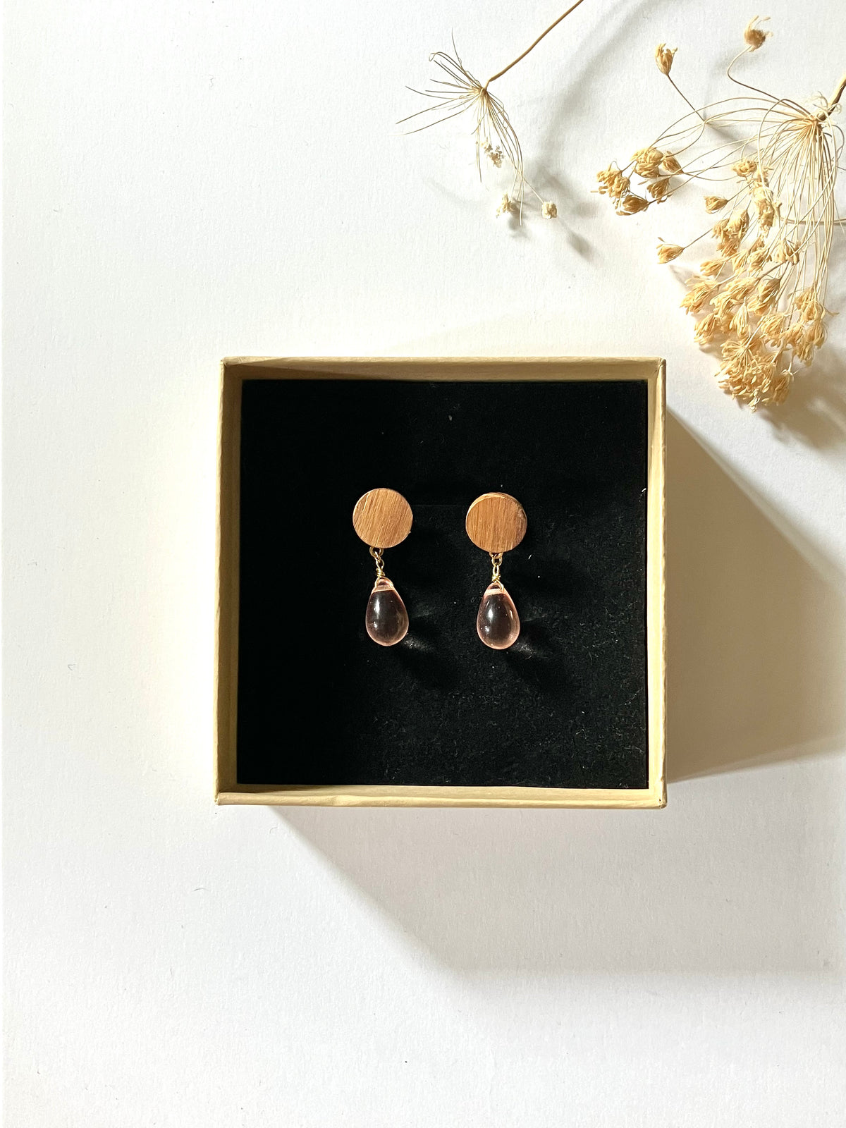 Boucles bois et gouttes de verre