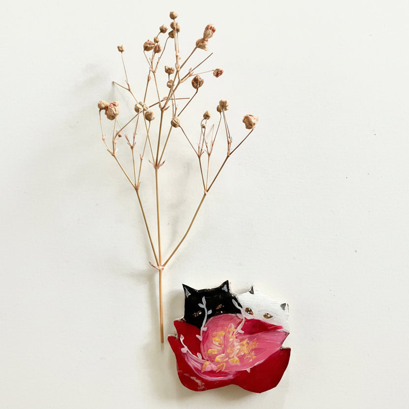 Duo chats noir et blanc à la fleur