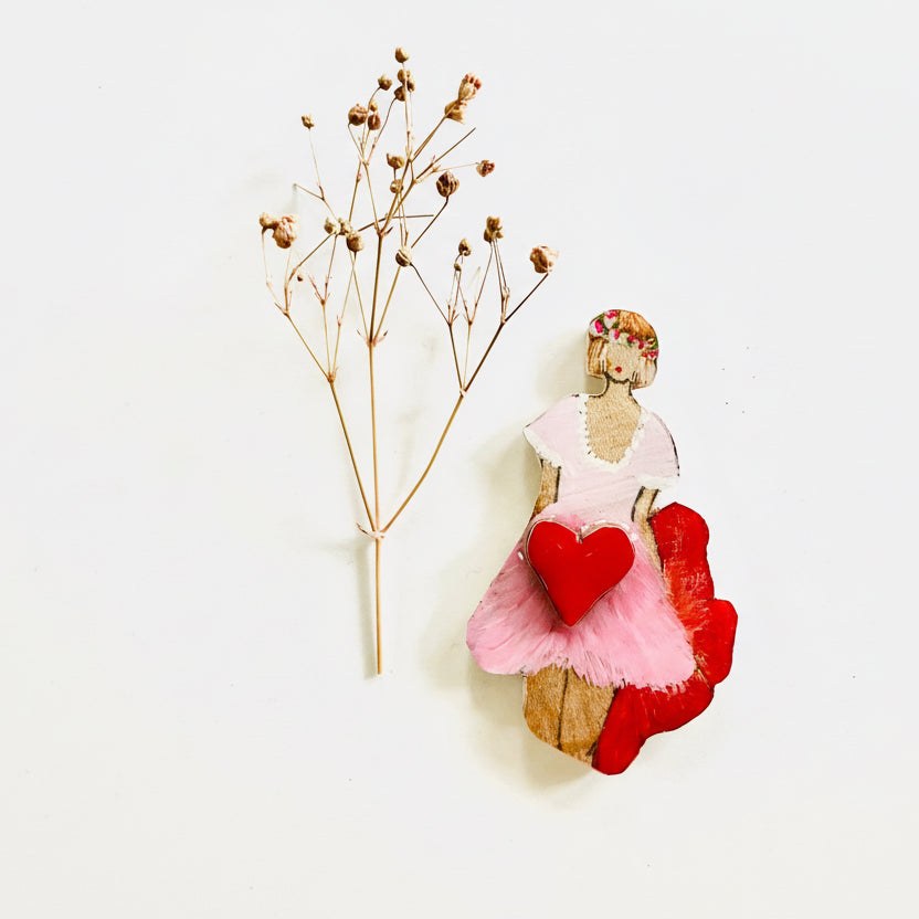 Broche fée au cœur rouge