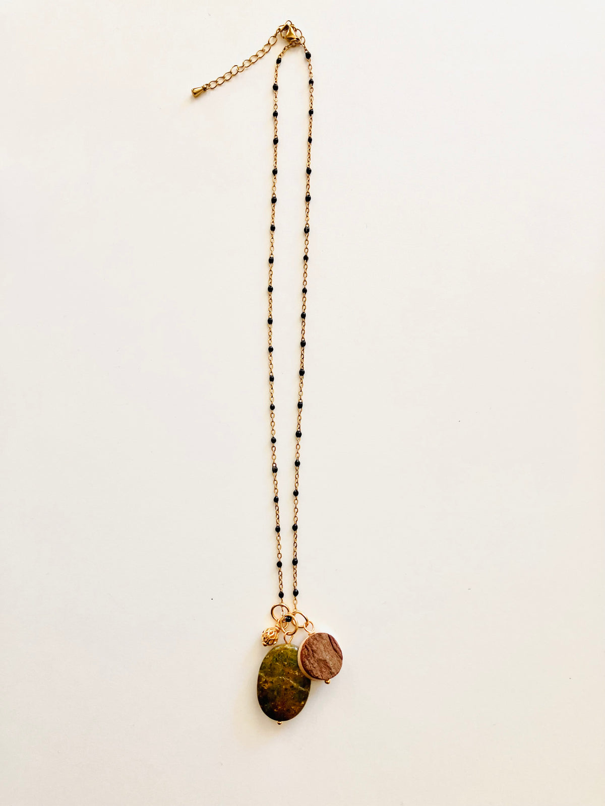 Bois local, chrysocolle, acier inoxydable doré 