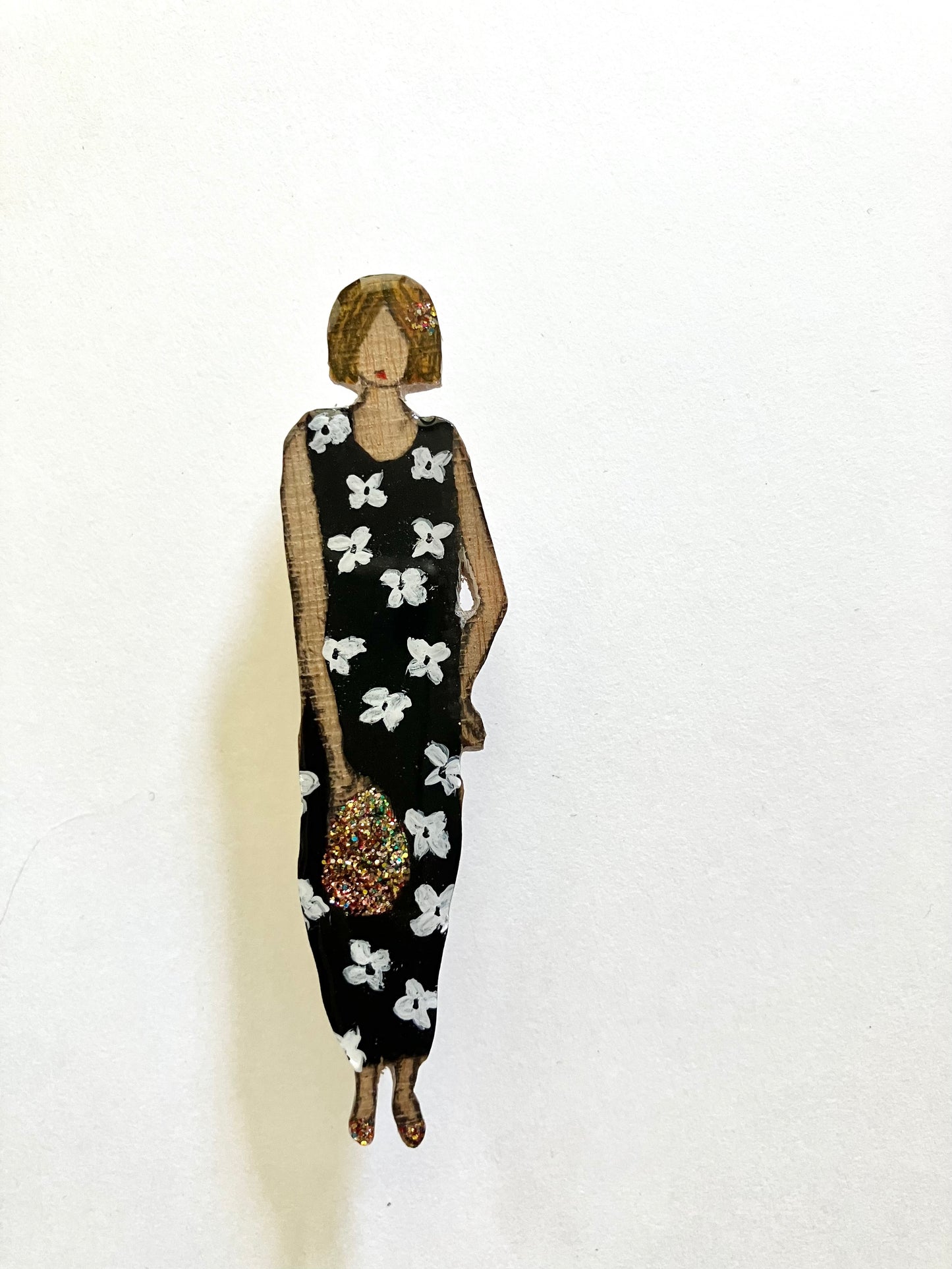Broche femme au sac paillettes et robe à fleurs
